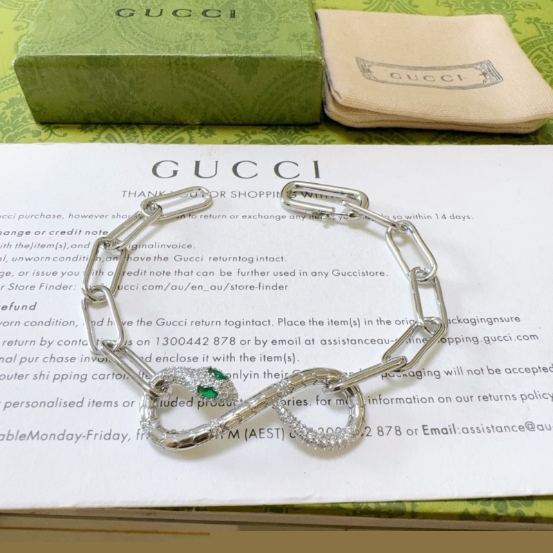 G*u*i bracelets